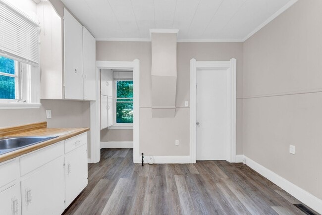 Building Photo - Charming Home with Updates and Covered Por...
