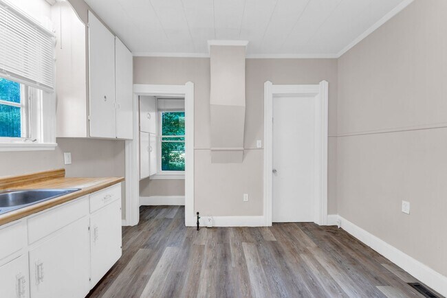 Building Photo - Charming Home with Updates and Covered Porch - A Must-See!