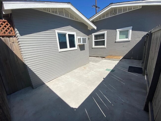 Building Photo - 3574 Meade Ave