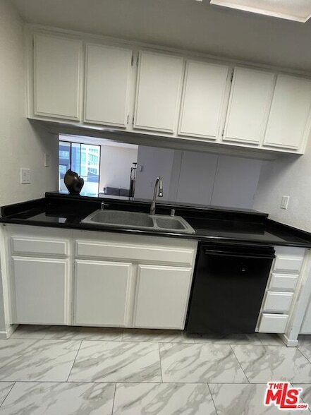 Building Photo - 600 W 9th St