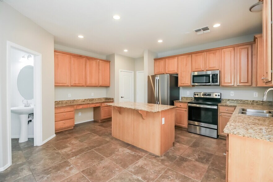 Building Photo - 10117 E Isabella Ave