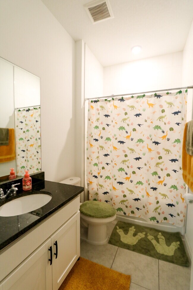 Building Photo - Stunning 4-Bedroom Home in South Fork with...