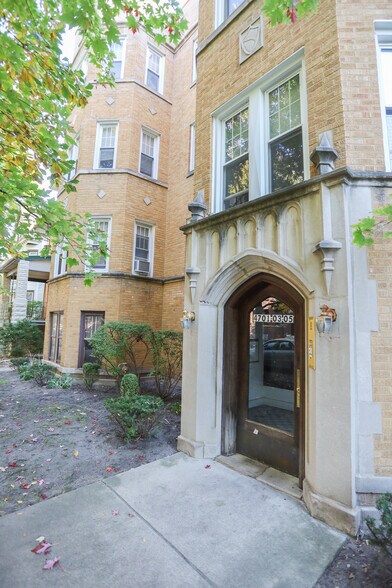 Building Photo - 4705 N Artesian Ave