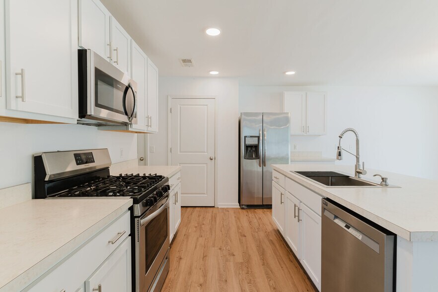 Building Photo - 204 Mascot Ct