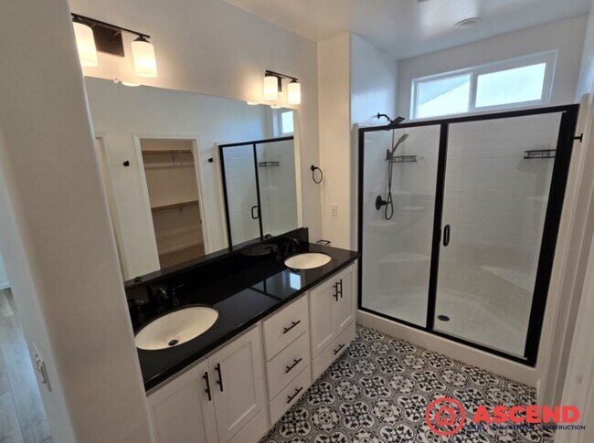 Building Photo - 15811 Santa Clara Ct