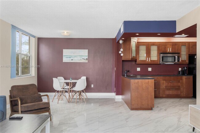 Building Photo - 9440 W Bay Harbor Dr