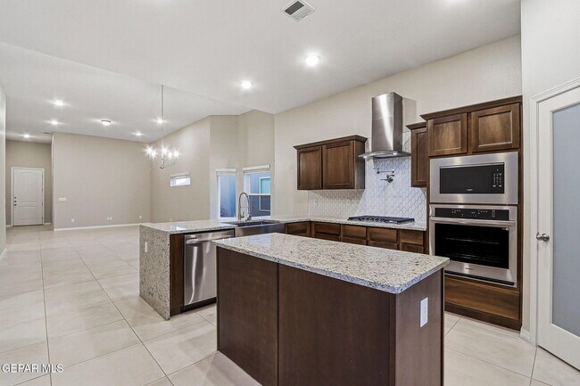 Building Photo - 916 Keenland Ave