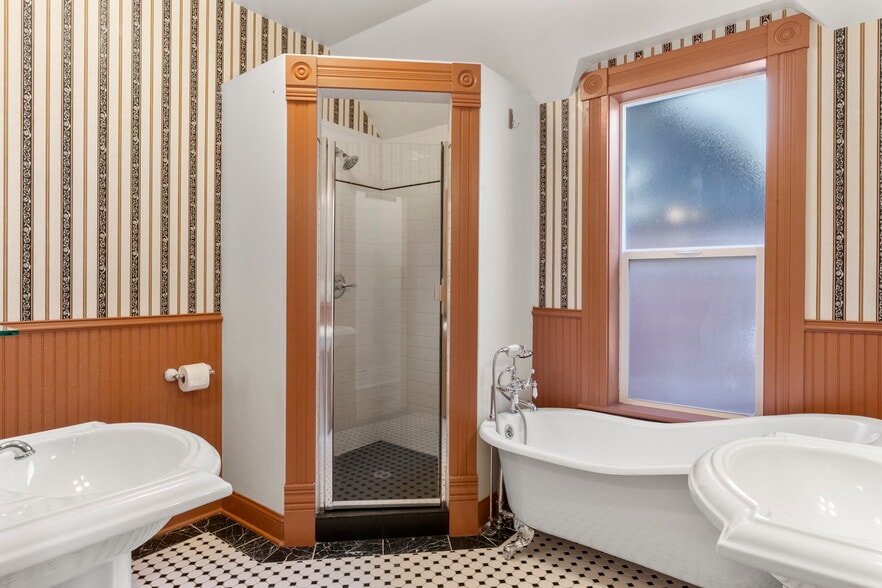 Large front bathroom with shower (brand new tile!), soaking tub and double vanities. - 3347 Tejon St
