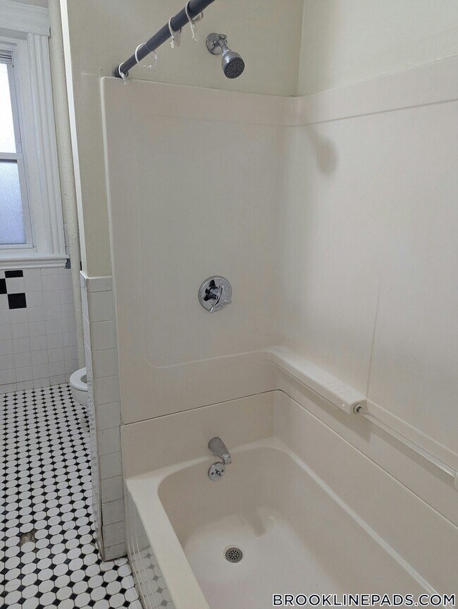Building Photo - 364 Riverway