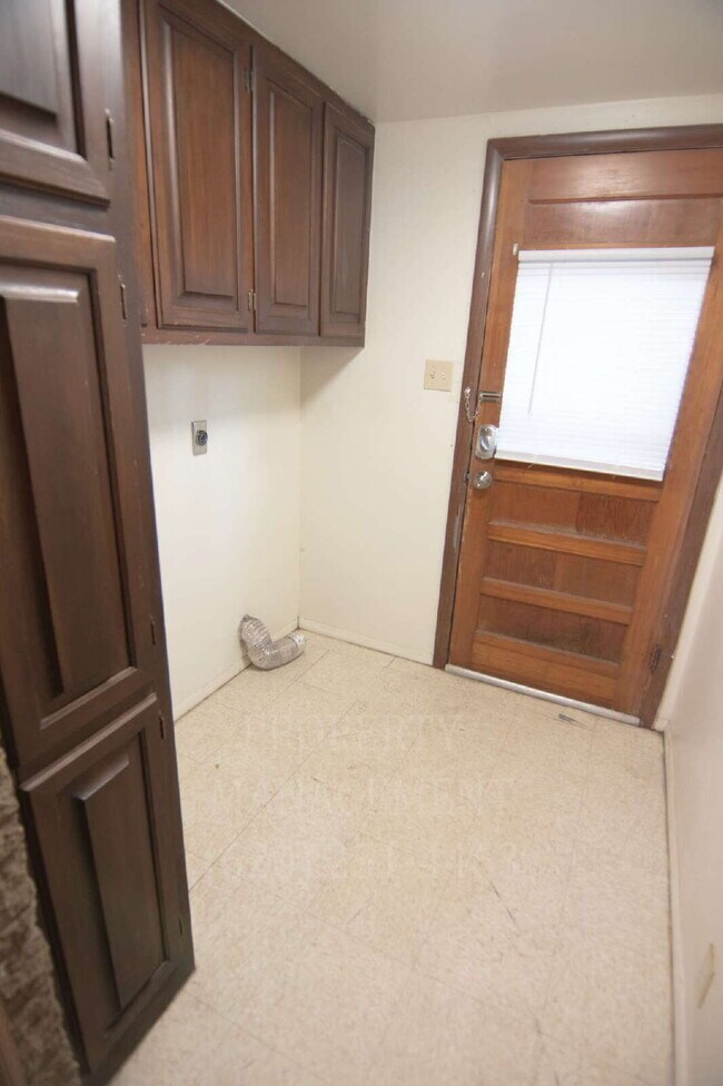 Building Photo - 2-Bedroom Duplex