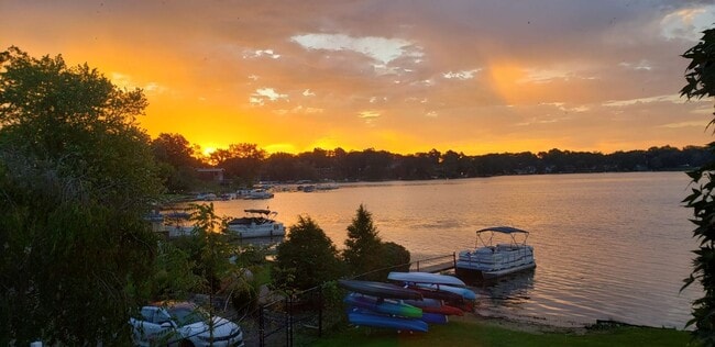 Building Photo - Lake Front Condo in Battle Creek