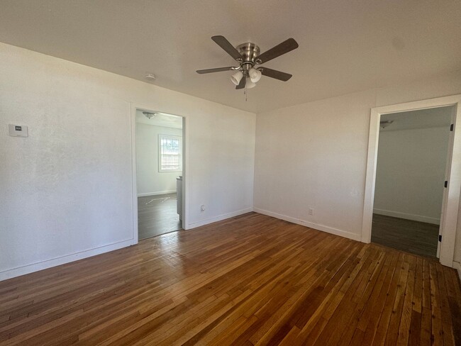 Building Photo - Cozy 3 Bed, 1 Bath Single Family Home in L...