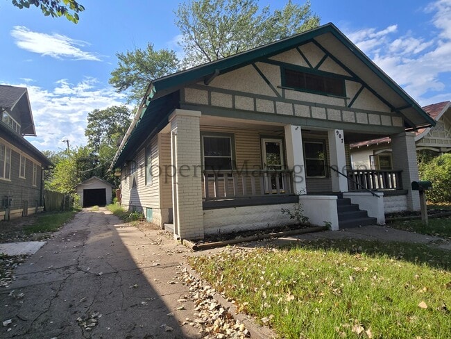Building Photo - 907 N Faulkner St