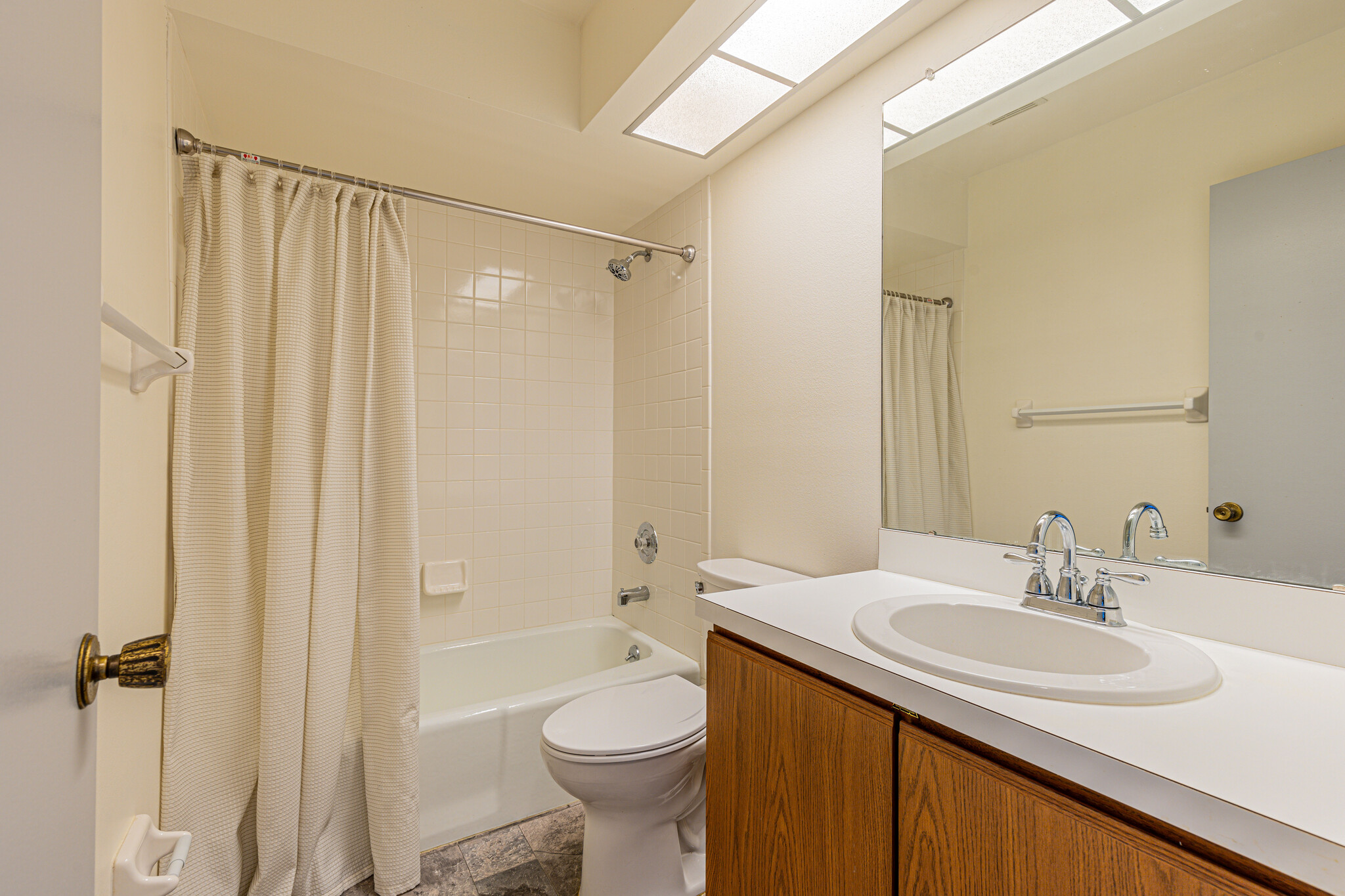 2nd bathroom with tub/shower combo - 6807 Sandtrap Dr