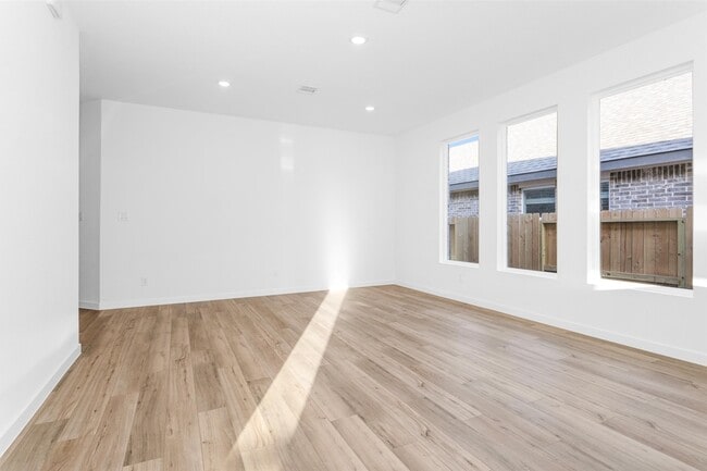 Building Photo - 29323 Meadowcreek Hl Dr