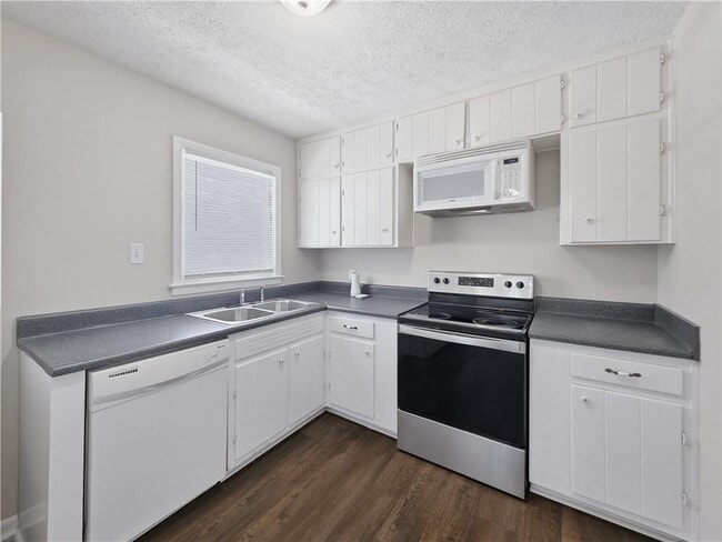 Building Photo - 228 Stoneybrook Dr