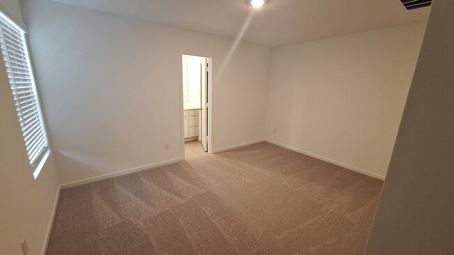 Building Photo - NEWLY BUILT 4 bedroom 2.5 Bath