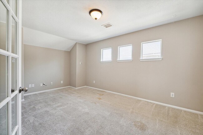 Building Photo - 30507 Russell Point Dr