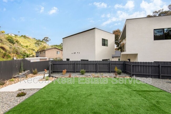 Building Photo - 1704-1710 Hanford Dr
