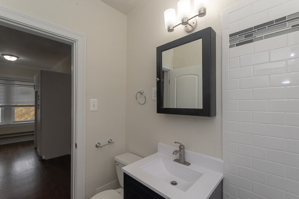 Building Photo - 3817 N Greenview Ave