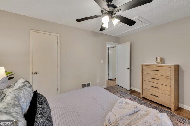 Building Photo - 160 Booth Rd SW