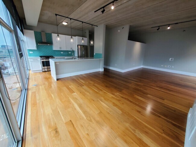 Building Photo - Amazing Views, Tons of Light and Space, an...