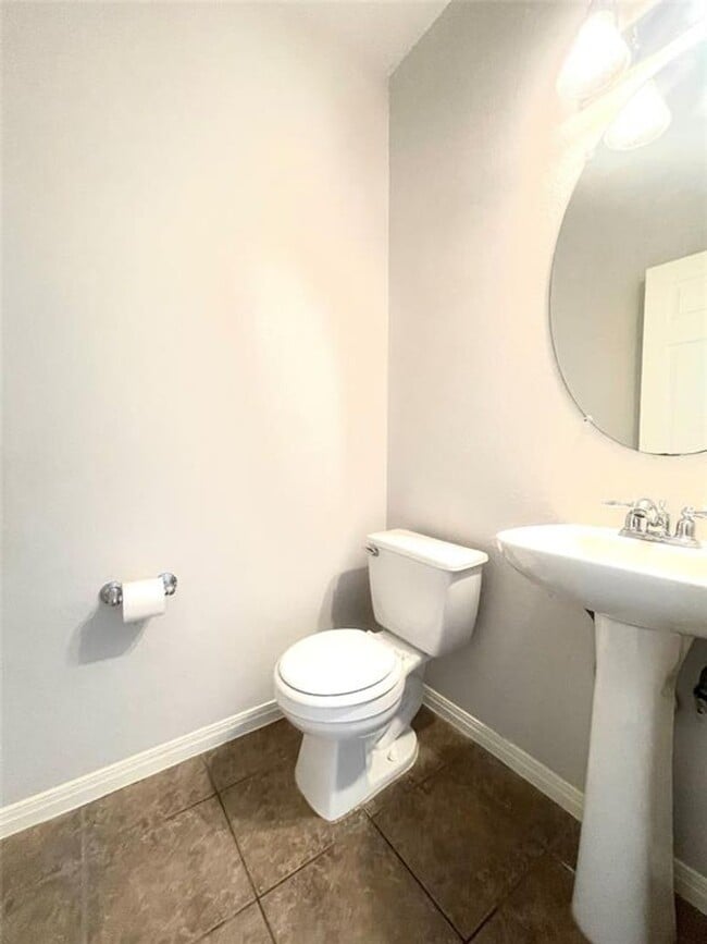 Building Photo - Spacious 4 Bed, 2.5 Bath. Perfect size and...