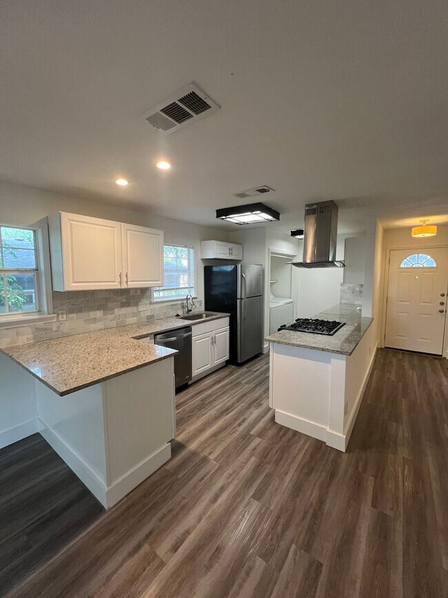Building Photo - Cool home in East Austin - Don't Miss this...
