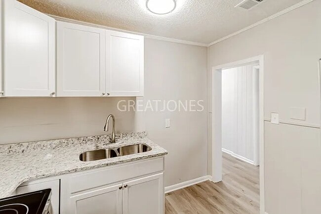 Building Photo - 2821 Snavely Ave SW