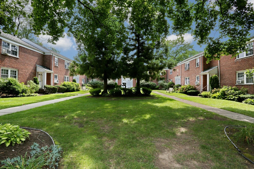 Building Photo - 100 Huguenot Ave