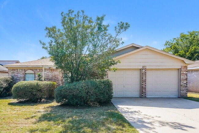 Building Photo - 2515 Village Cir Dr