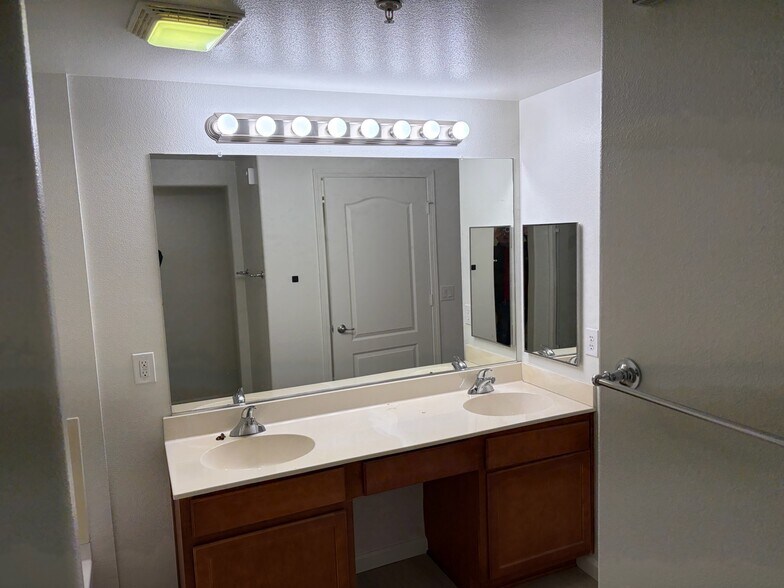 Building Photo - 5350 Dunlay Dr