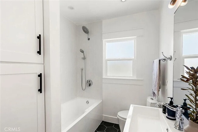 Building Photo - 3816 Goldwyn Terrace