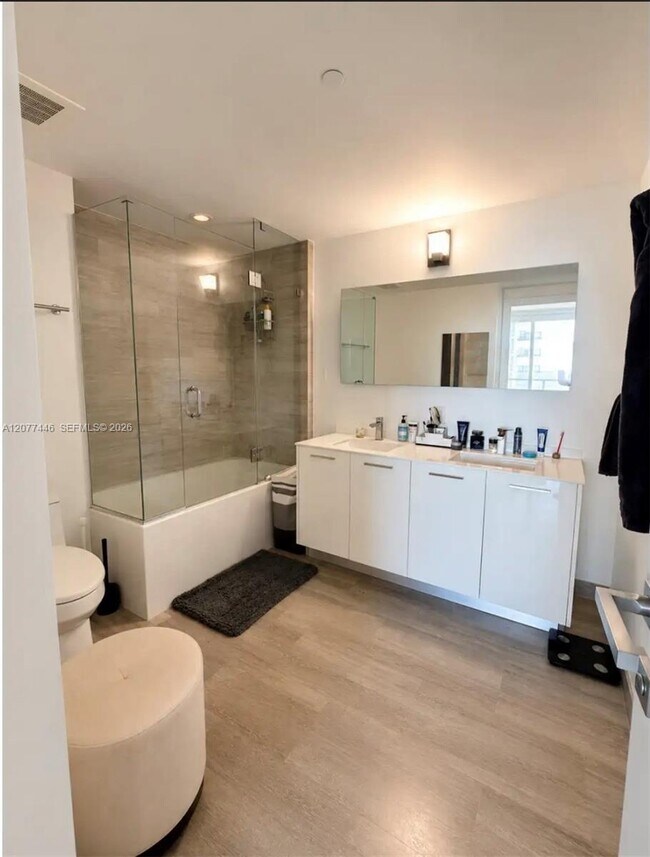 Building Photo - 1300 Brickell Bay Dr