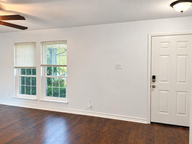Building Photo - 1015 E Yager Ln