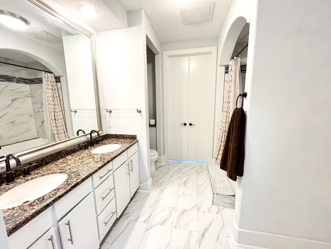 Building Photo - BEAUTIFUL CONDO WITH AMENITIES NEAR VANDER...