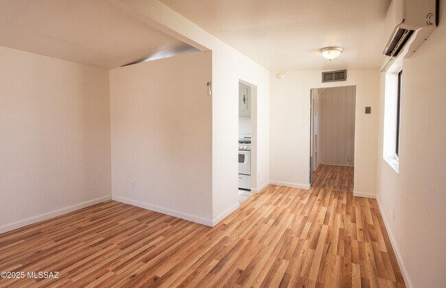 Building Photo - 2506 E Seneca St