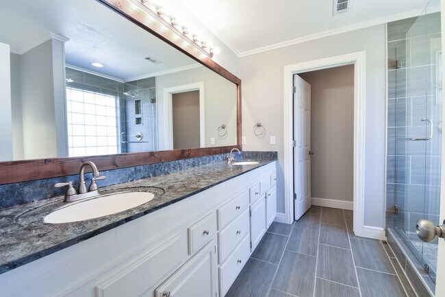 Building Photo - 701 Earls Ct