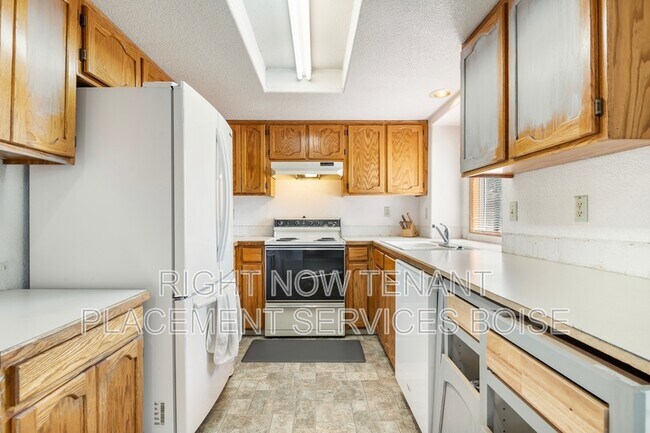 Building Photo - 2256 N Pawnee Ln