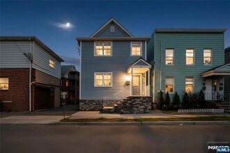 Building Photo - 8 Essex St