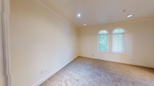 Building Photo - Spacious 4-bedroom 4.5 bath Home in a Gated Complex