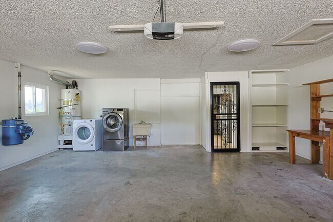 Building Photo - Spacious 4 Bed / 3 Bath Home in Desirable Nebo Hill – La Mesa (3,056 Sq Ft)