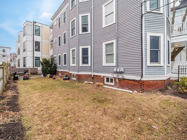 Building Photo - 318 Beacon St