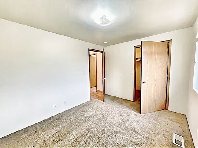 Building Photo - Charming 2 bedroom 1 bath townhome available!