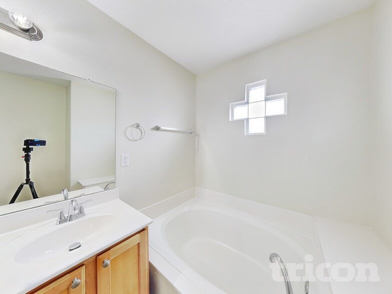 Building Photo - 3101 Cochiti St NE