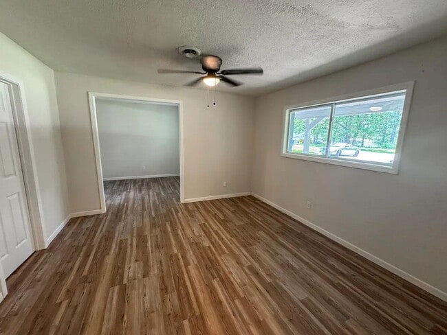 Building Photo - 3 Bed 2 Bath 2 Car Garage in Strafford MO