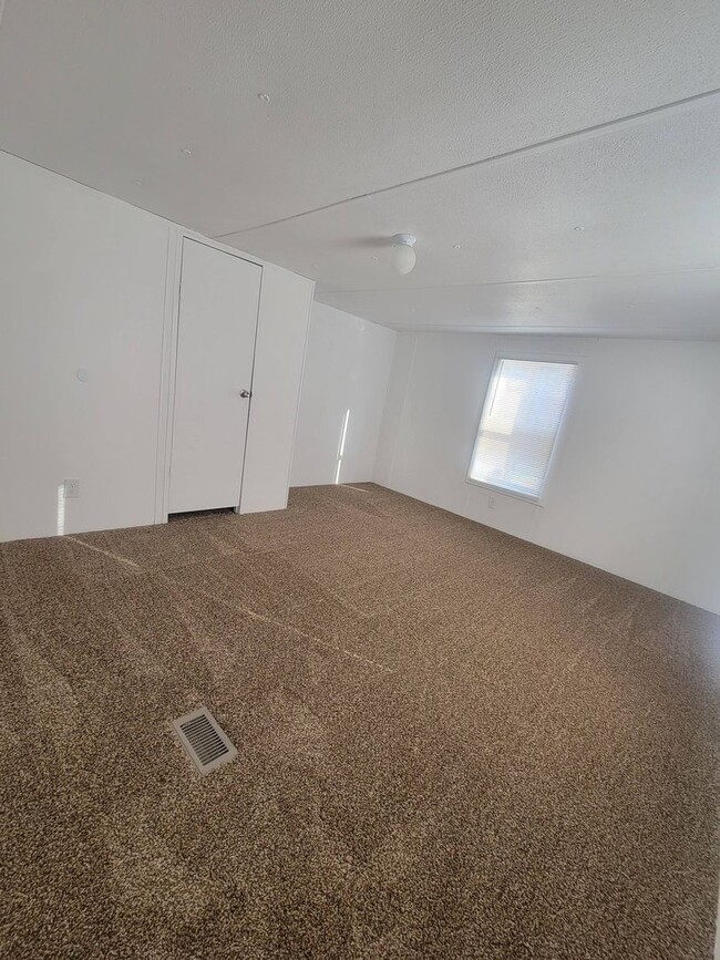 Building Photo - Ready to Move in