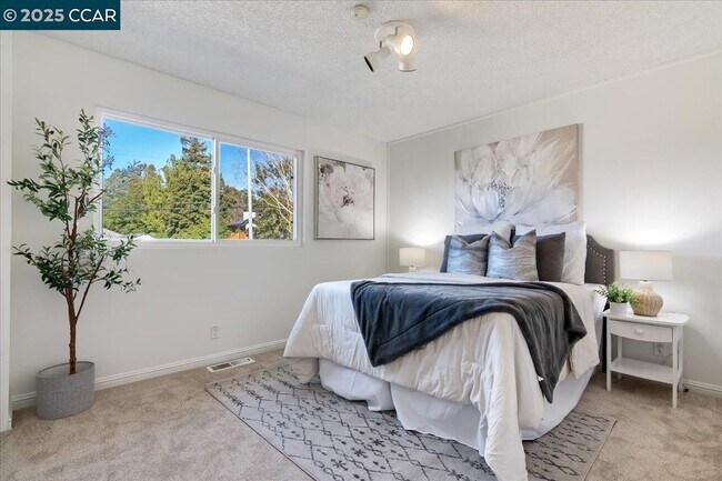 Building Photo - 207 Midway Dr