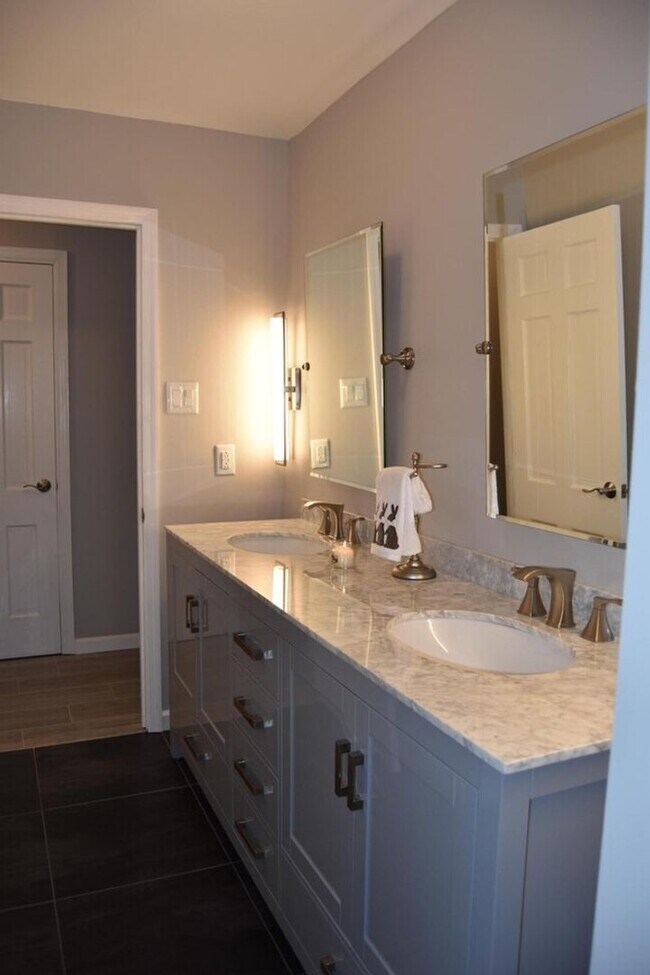 Building Photo - 4BR/3BA | Newly Renovated Single Family Home | Large backyard | In West Knoxville!