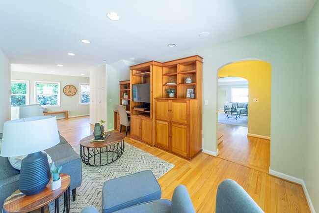 Building Photo - Enchanting Portland Heights 5BD House: You...